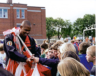 Le cplc Christopher Robin reçoit de laide pour plier son parachute. Il sest taillé une place dans léquipe pendant le camp dinstruction du printemps, qui sest déroulé en Californie. En octobre, il regagnera son unité dappartenance.