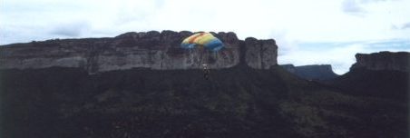 V�o sobre o Vale do Cerrado ap�s salto realizado do Morro do Camelo (Chapada Diamantina - Bahia) 